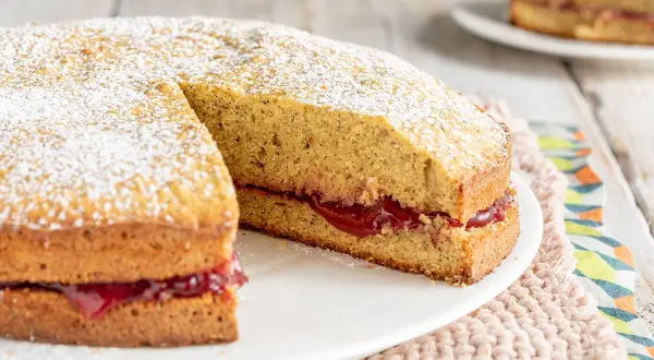 Torta di grano saraceno trentino, soffice e spolverata di zucchero a velo, con un ripieno goloso di marmellata.