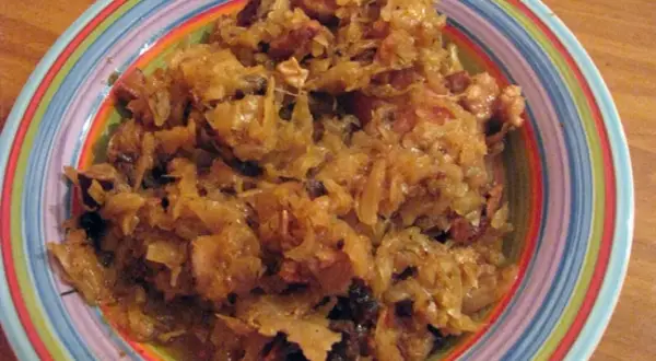 Pyszny bigos, który Ania gotuje, pachnie w całym domu. Na talerzu z kolorowymi paskami widać jego bogactwo.