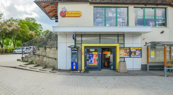 Biedronka w Krynicy Morskiej? Adres, godziny, parking i porady