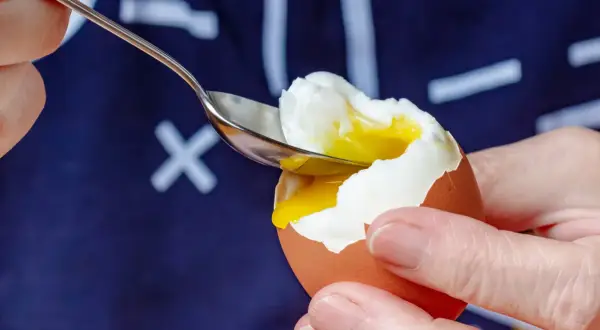 Łyżeczka wydobywa płynne żółtko z jajka na miękko. Idealne na śniadanie, dostarcza ok. 70 kcal.