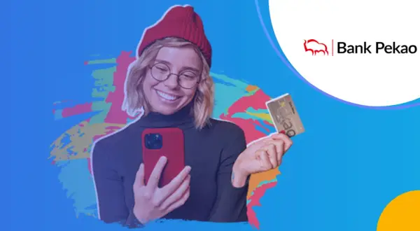 Uśmiechnięta młoda kobieta z telefonem i kartą Banku Pekao. Sprawdza, jak konto przekorzystne opłaty mogą być niskie.