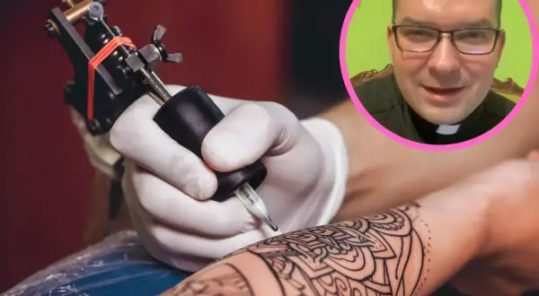 Ksiądz z tatuażem, który właśnie powstaje na ramieniu. W okręgu uśmiechnięty mężczyzna w okularach i sutannie.