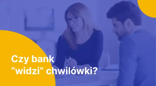 Kobieta i mężczyzna rozmawiają przy biurku, na żółtym tle tekst "Czy bank "widzi" chwilówki?".