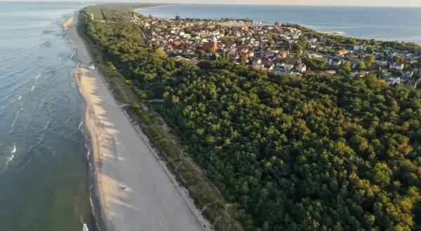 Piękna plaża i las nad morzem. Idealne miejsce, gdzie na majówkę.