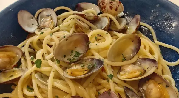 Spaghetti alle vongole, pyszne danie z owocami morza. Warto sprawdzić ceny w rzymie, by spróbować tego specjału.