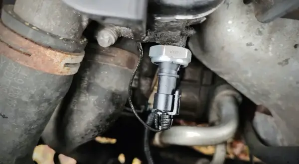 Czujnik ciśnienia oleju 1.9 TDI znajduje się w pobliżu metalowych rur i przewodów silnika.