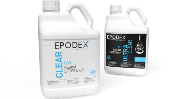 Due taniche di resina epossidica per legno: una "ECO CLEAR" e una "ULTRA CLEAR PRO". Scopri come si usa la resina epossidica per legno.