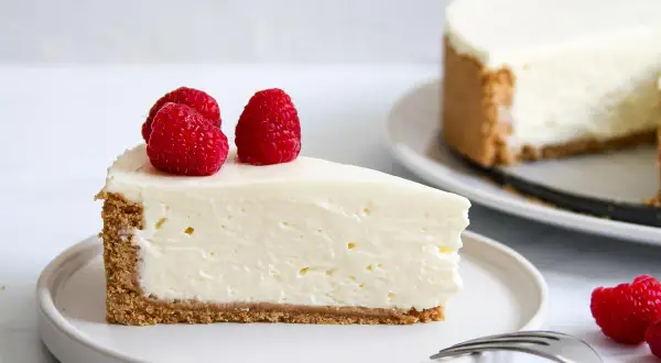 Ein cremiges Stück Cheesecake mit Himbeeren, perfekt für ein cheesecake rezept einfach.