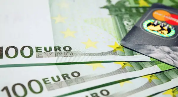 Banconote da 100 euro e una carta di credito, pronte per il rimborso spese.