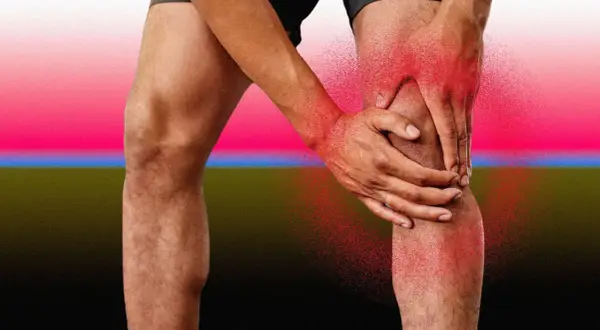 Dolore al ginocchio, con mani che stringono la rotula e la muscolatura del ginocchio evidenziata da un effetto rosso brillante.