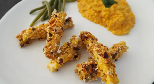 Jak zrobić frytki z tofu dla wegan? Wysokobiałkowa przekąska z chrupiącym tofu, fasolką szparagową i puree z soczewicy.