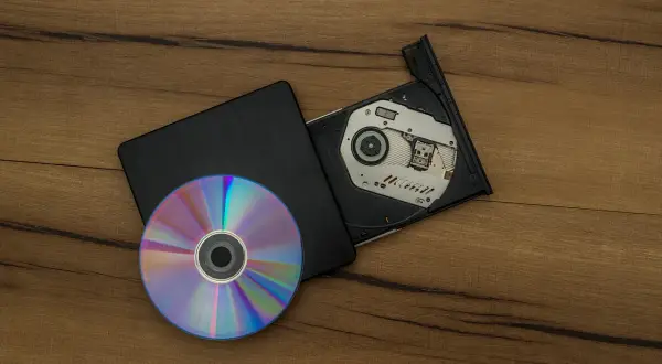 Zewnętrzny napęd CD i płyta czekają, byś dowiedział się, jak odtworzyć płytę CD na laptopie.
