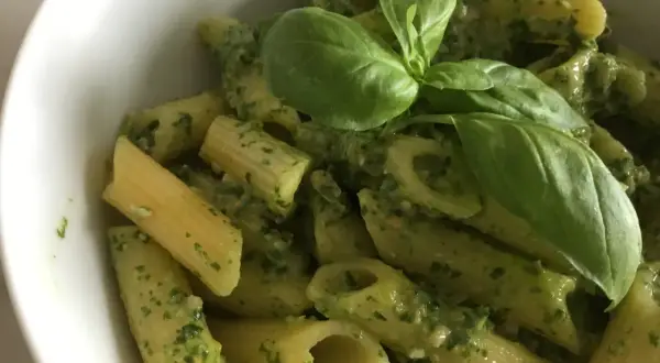 Zielone pesto bez ciemnienia? Odkryj sekrety kucharzy!