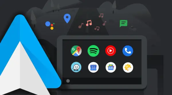 Pantalla de coche con iconos de apps: Google Maps, Spotify, YouTube, teléfono, chat, calendario y tiempo. El logo de Android Auto y notas musicales flotan.