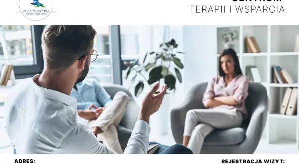 Sesja psychoterapii dynamicznej: terapeuta rozmawia z pacjentką, która siedzi z założonymi rękami.