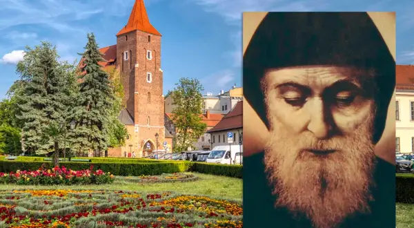 Obraz przedstawia kościół z czerwoną wieżą i kwitnący ogród. Obok portret świętego Charbela, cuda najnowsze.