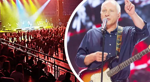Wokalista z gitarą elektryczną na scenie, tłum widzów na elektryczne gitary koncertach.