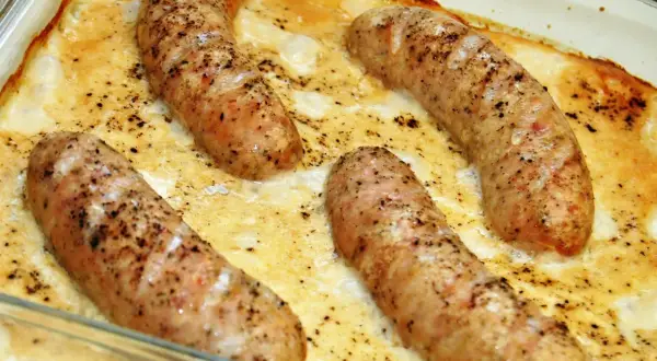 Jak zrobić idealną kiełbasę w sosie chrzanowym? Przepis krok po kroku