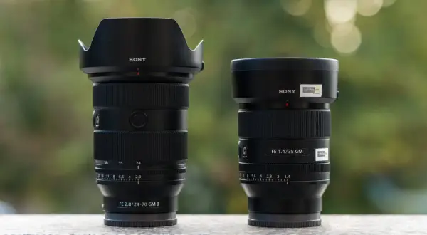 Dwa obiektywy Sony: jeden zmiennoogniskowy FE 2.8/24-70 GM II, drugi stałoogniskowy FE 1.4/35 GM.