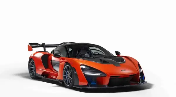 Pomarańczowy McLaren Senna z czarnym dachem i spoilerem, gotowy do bicia rekordów prędkości.