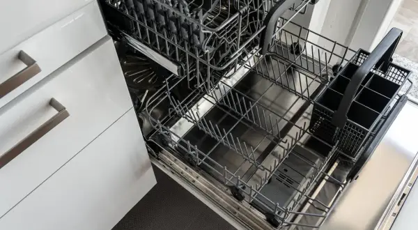 Wnętrze zmywarki Beko z wysuniętymi koszami. Dowiedz się, jak zamontować front do zmywarki Beko, aby nadać jej estetyczny wygląd.