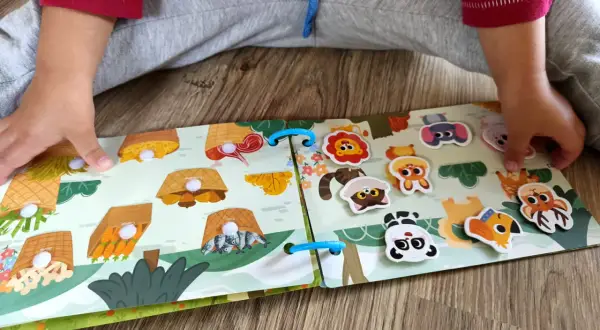Książeczka sensoryczna z rzepami: Inwestycja w rozwój. Wybierz lub stwórz!