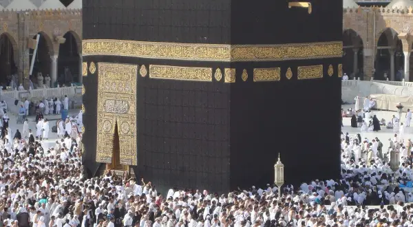 Folk samlas runt Kaba i Mecka. Här ligger den heliga platsen som miljontals pilgrimer besöker.