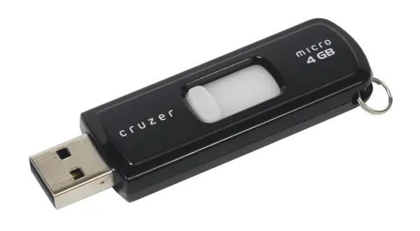 Czarny pendrive Cruzer 4GB z wysuwanym złączem USB i kółkiem na breloczek.
