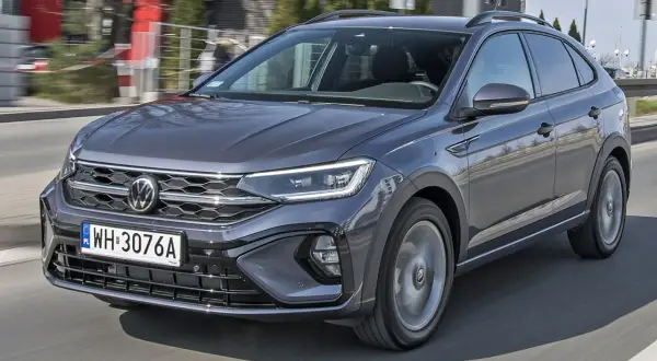 Szary Volkswagen Taigo w ruchu ulicznym. Sprawdź atrakcyjną vw taigo cena i wybierz swój wymarzony model.