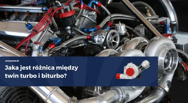 Silnik z dwoma turbosprężarkami, czyli twin turbo, a biturbo. Zbliżenie na skomplikowaną konstrukcję z licznymi przewodami i elementami.