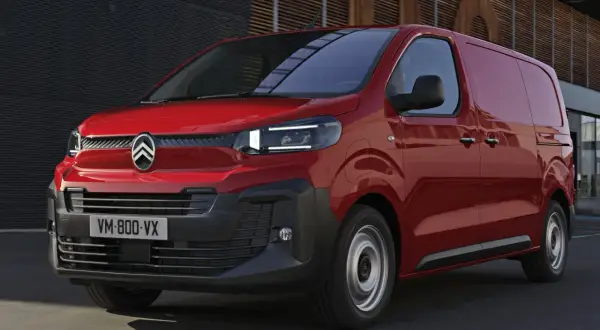 Czerwony Citroen Jumpy w ruchu. Poznaj jego imponujące citroen jumpy wymiary, idealne do transportu.