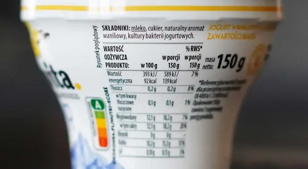 Jogurt waniliowy skyr, 150g. Wartość energetyczna 139 kcal w porcji. Idealny na szybką przekąskę.