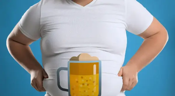 Pancia che sembra la birra gonfia, con schiuma e bollicine, su sfondo blu.