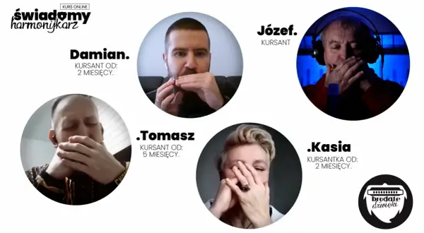 Damian, Józef, Tomasz i Kasia grają na harmonijce. Nuty unoszą się w powietrzu, tworząc melodię.