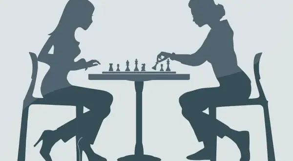 Dwie kobiety grają w szachy. Jedna z nich właśnie wykonała ruch, który doprowadzi do szach mat w 3 ruchach.