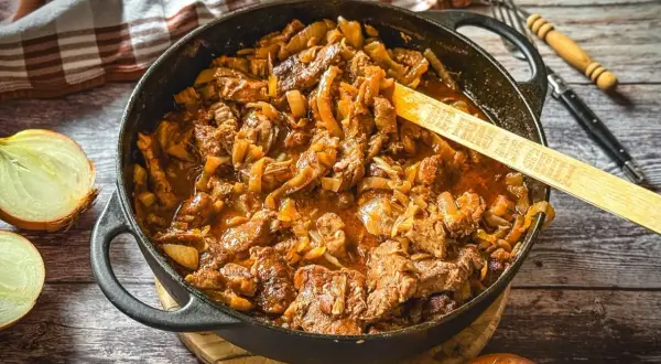 Herzhaftes Zwiebelfleisch-Rezept in einer Gusseisenpfanne, mit Zwiebeln und Fleisch in einer würzigen Sauce. Ein Klassiker, der immer schmeckt.