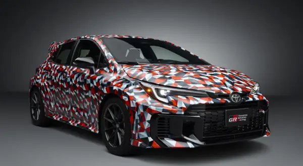 Agresywny kamuflaż na sportowej sylwetce Toyota Corolla GR zapowiada moc i dynamikę.