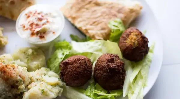 Ile kcal ma kebab z falafelem? Sprawdź, co wpływa na kaloryczność