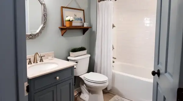 Bagno moderno con lavabo, WC e vasca. Un progetto di demolizione bagno fai da te che trasforma lo spazio.