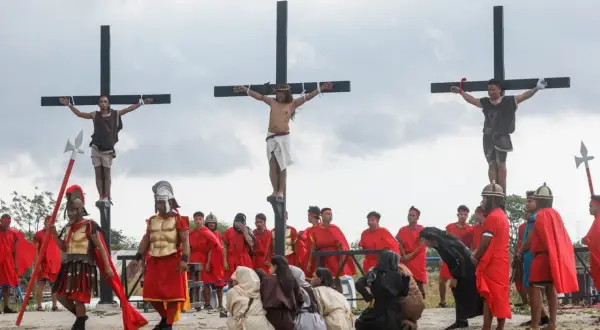 Filipiny religia: inscenizacja ukrzyżowania Jezusa z udziałem aktorów w strojach rzymskich żołnierzy i postaci biblijnych.