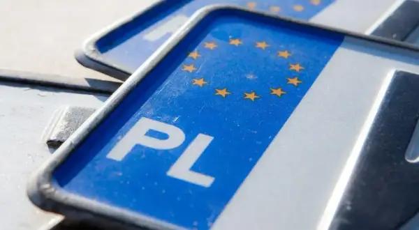 Zbliżenie na polskie tablice rejestracyjne z gwiazdami UE. Czy trzeba zmieniać tablice rejestracyjne? Nie, te są wciąż aktualne.