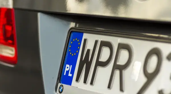 Zbliżenie na polską tablicę rejestracyjną z symbolem UE. Widoczny fragment numeru WPR 93.