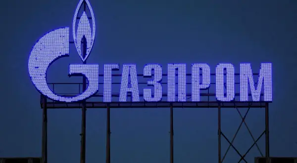 Leuchtendes Gazprom-Logo im Dunkeln. Ein Symbol für den Totalverlust von Gazprom ADRs.