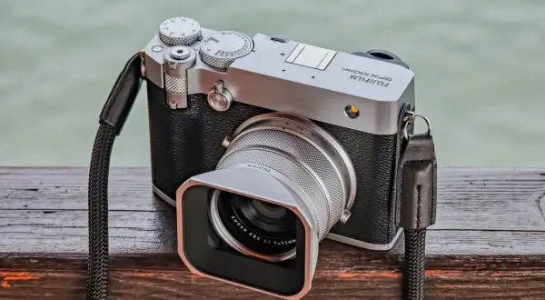 La nuova Fujifilm GFX 100S, un gioiello di tecnologia e design, pronta a catturare ogni dettaglio.