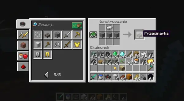 Gracz tworzy w Minecrafcie przecinarkę, używając żelaza i kamienia. W ekwipunku ma też diamenty i złoto.