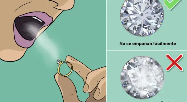 Una persona sopla sobre un anillo con diamante. El diamante real no se empaña, a diferencia de uno falso. Así puedes saber si un diamante es verdadero.