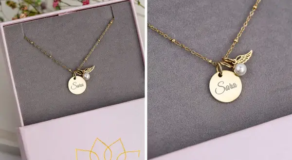 Złoty naszyjnik z zawieszką "Sara", perłą i skrzydełkiem – piękny symbol matki i córki.