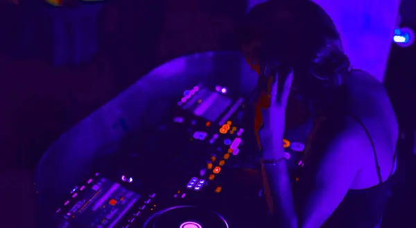 Jak napisać do DJ-a w sprawie 18, aby uniknąć nieporozumień?