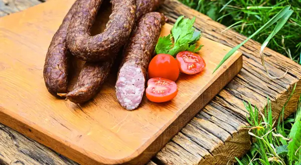 Kiełbasa z dziczyzny: ceny, gdzie kupić i jak wybrać ideał?