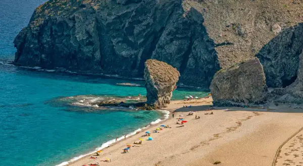 La **playa de los Muertos, Cabo de Gata**, es un paraíso de aguas turquesas y arena dorada, con imponentes formaciones rocosas que la custodian.